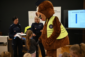 Policjantki podczas wizyty w szkole podstawowej