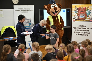 Policjantki podczas wizyty w szkole podstawowej