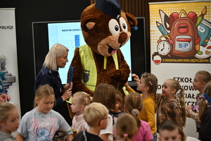 Policjantki podczas wizyty w szkole podstawowej