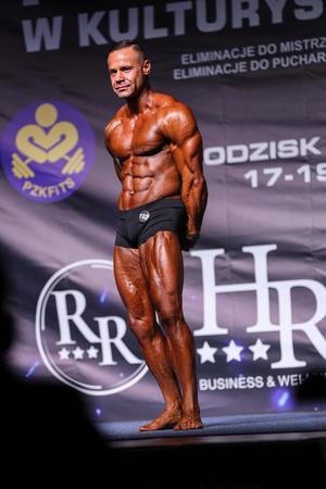Policjant - kulturysta podczas zawodów