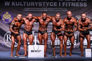 Policjant - kulturysta podczas zawodów