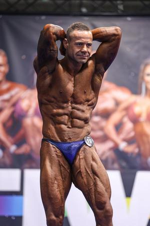 Policjant - kulturysta podczas zawodów