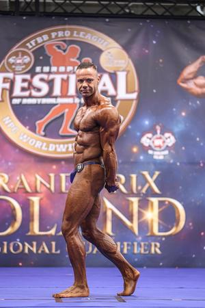 Policjant - kulturysta podczas zawodów