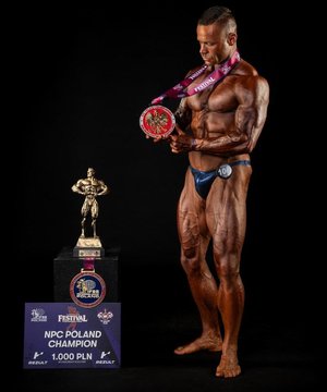 Policjant - kulturysta podczas zawodów