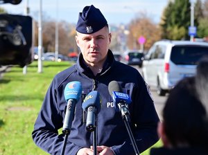 Policjanci podczas briefingu prasowego