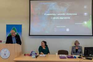 policjanci na Konferencji „Wielka Ściema E-Papierosy ”