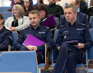 policjanci na Konferencji „Wielka Ściema E-Papierosy ”