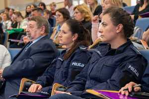 policjanci na Konferencji „Wielka Ściema E-Papierosy ”
