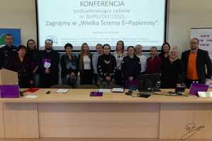 policjanci na Konferencji „Wielka Ściema E-Papierosy ”