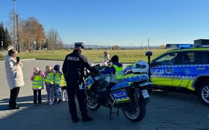 Policjanci podczas spotkania z dziećmi