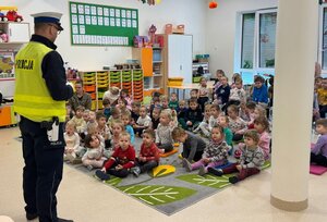 Policjanci podczas spotkania z dziećmi