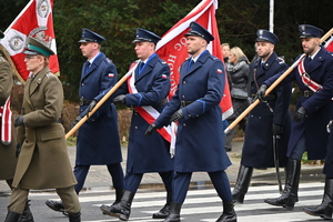 Policjanci i inni uczestnicy podczas obchodów Narodowego Święta Niepodległości