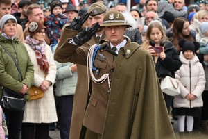 Policjanci i inni uczestnicy podczas obchodów Narodowego Święta Niepodległości