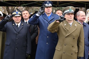 Policjanci i inni uczestnicy podczas obchodów Narodowego Święta Niepodległości