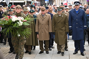 Policjanci i inni uczestnicy podczas obchodów Narodowego Święta Niepodległości