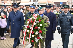 Policjanci i inni uczestnicy podczas obchodów Narodowego Święta Niepodległości