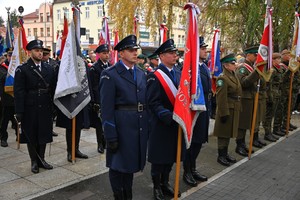 Policjanci i inni uczestnicy podczas obchodów Narodowego Święta Niepodległości