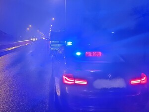 Zdjęcie nieoznakowanego radiowozu na drodze