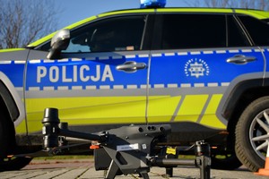 Policjanci podczas czynności na drodze