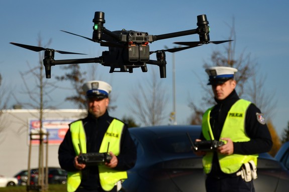Policjanci podczas czynności na drodze