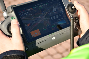 Policjanci podczas czynności na drodze