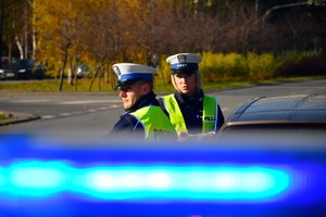 Policjanci podczas czynności na drodze