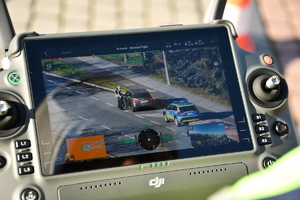 Policjanci podczas czynności na drodze