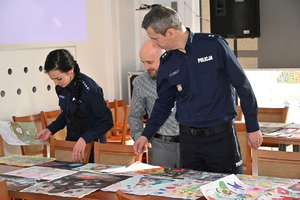 Na zdjęciach widoczni uczestnicy oraz funkcjonariusze podczas rozstrzygnięcia konkursu "Bezpieczne Wakacje 2025"