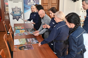 Na zdjęciach widoczni funkcjonariusze i inne osoby podczas rozstrzygnięcia konkursu "Bezpieczne Wakacje 2025"