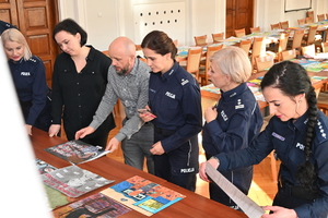 Na zdjęciach widoczni funkcjonariusze i inne osoby podczas rozstrzygnięcia konkursu "Bezpieczne Wakacje 2025"