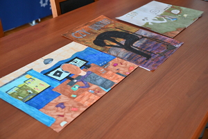 Na zdjęciach widoczni funkcjonariusze i inne osoby podczas rozstrzygnięcia konkursu "Bezpieczne Wakacje 2025"