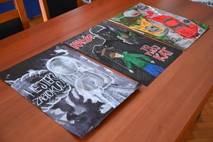 Na zdjęciach widoczni funkcjonariusze i inne osoby podczas rozstrzygnięcia konkursu "Bezpieczne Wakacje 2025"