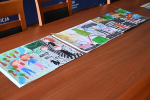 Na zdjęciach widoczni funkcjonariusze i inne osoby podczas rozstrzygnięcia konkursu "Bezpieczne Wakacje 2025"