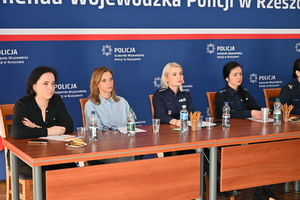 Na zdjęciach widoczni funkcjonariusze i inne osoby podczas rozstrzygnięcia konkursu "Bezpieczne Wakacje 2025"