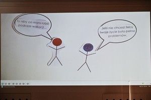 Na zdjęciach widoczni funkcjonariusze i inne osoby podczas rozstrzygnięcia konkursu "Bezpieczne Wakacje 2025"