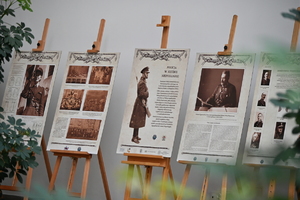 Na zdjęciach funkcjonariusze Policji oraz inni uczestnicy seminarium.