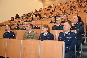 Na zdjęciach funkcjonariusze Policji oraz inni uczestnicy seminarium.