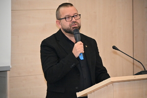 Na zdjęciach funkcjonariusze Policji oraz inni uczestnicy seminarium.