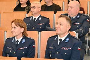 Na zdjęciach funkcjonariusze Policji oraz inni uczestnicy seminarium.