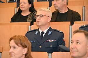 Na zdjęciach funkcjonariusze Policji oraz inni uczestnicy seminarium.