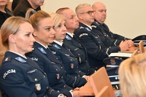 Na zdjęciach funkcjonariusze Policji oraz inni uczestnicy seminarium.