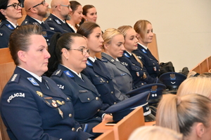 Na zdjęciach funkcjonariusze Policji oraz inni uczestnicy seminarium.