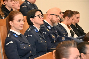 Na zdjęciach funkcjonariusze Policji oraz inni uczestnicy seminarium.