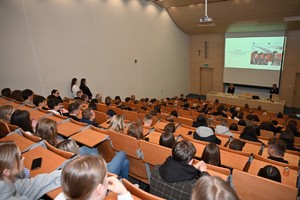 Na zdjęciach funkcjonariusze Policji oraz inni uczestnicy seminarium.