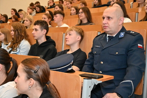 Na zdjęciach funkcjonariusze Policji oraz inni uczestnicy seminarium.