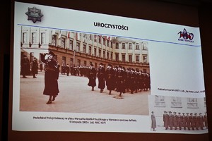 Na zdjęciach funkcjonariusze Policji oraz inni uczestnicy seminarium.