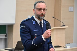 Na zdjęciach funkcjonariusze Policji oraz inni uczestnicy seminarium.
