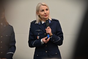 Na zdjęciach funkcjonariusze Policji oraz inni uczestnicy seminarium.