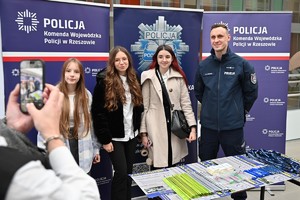 Na zdjęciach funkcjonariusze Policji oraz inni uczestnicy seminarium.