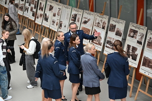Na zdjęciach funkcjonariusze Policji oraz inni uczestnicy seminarium.